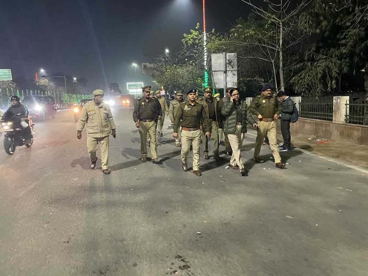 गौतम बुद्ध नगर में पुलिस का पैदल मार्च, सघन चेकिंग अभियान चलाया गौतम बुद्ध नगर में पुलिस का पैदल मार्च, सघन चेकिंग अभियान चलाया